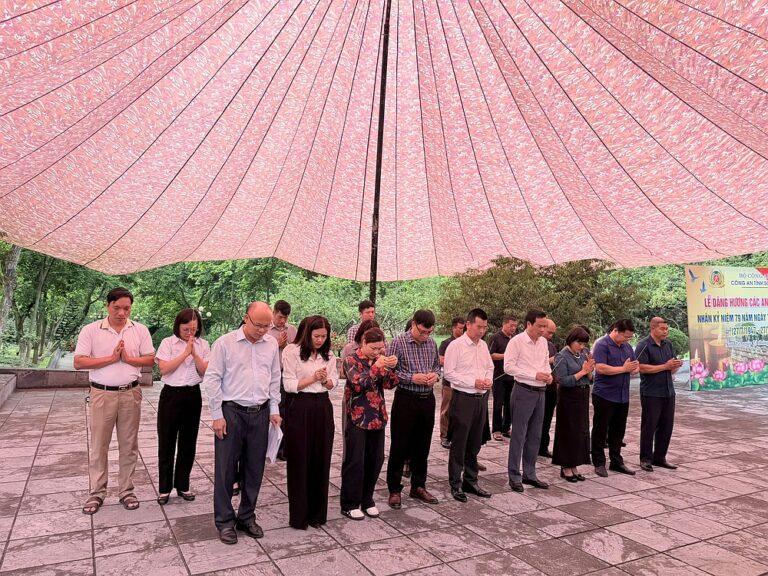 Trường Đại học Tây Bắc dâng hương tưởng niệm các Anh hùng Liệt sĩ tại tỉnh Sơn La