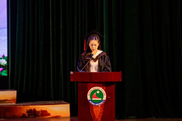 Trường Đại học Tây Bắc tổ chức Lễ Bế giảng và Trao bằng cử nhân cho khóa học 2022–2026