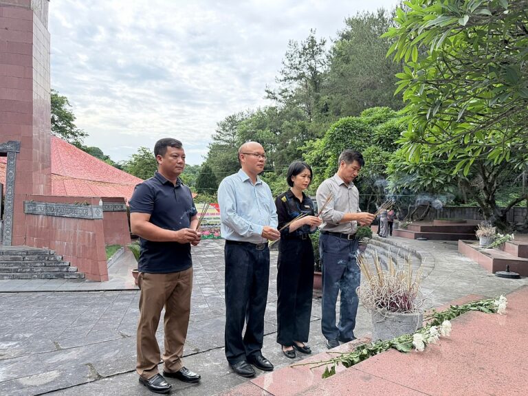 Trường Đại học Tây Bắc dâng hương tưởng niệm các Anh hùng Liệt sĩ tại tỉnh Sơn La