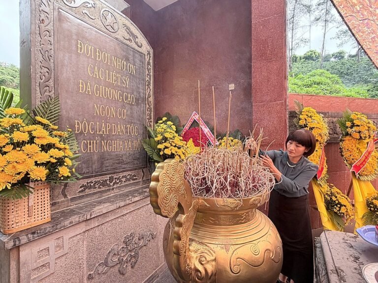 Trường Đại học Tây Bắc dâng hương tưởng niệm các Anh hùng Liệt sĩ tại tỉnh Sơn La