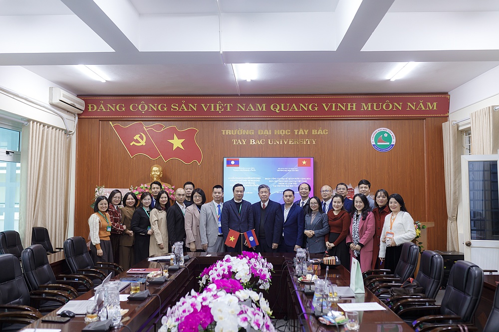 Tay Bac University receives and works with a delegation from the Embassy of the Lao PDR