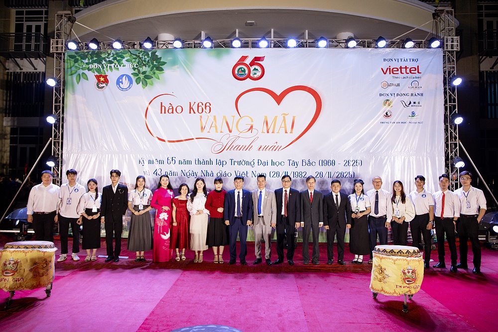 Đêm nhạc hội “Vang mãi thanh xuân”