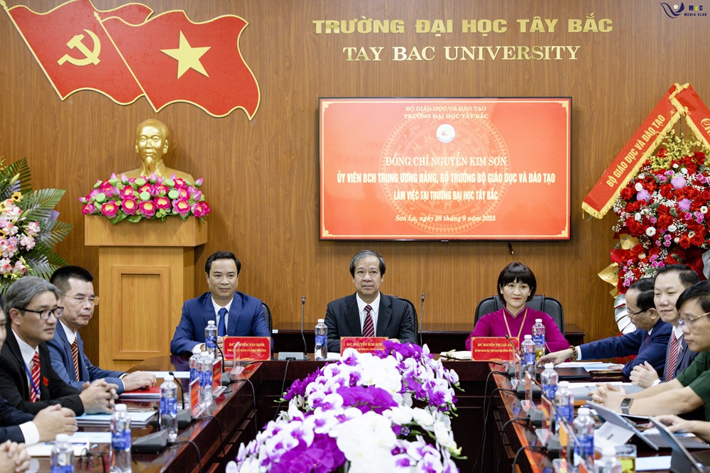 Minister Nguyen Kim Son works with Tay Bac University