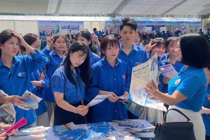 Hàng trăm học sinh, sinh viên được tư vấn việc làm tại Sơn La