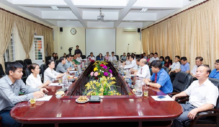 Trường Đại học Tây Bắc đón tiếp đồng chí Sẻng Phết Hùng Bun Nhuông - Đại sứ đặc mệnh toàn quyền nước CHDCND Lào - đến thăm và làm việc với Nhà trường