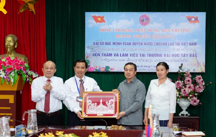 Trường Đại học Tây Bắc đón tiếp đồng chí Sẻng Phết Hùng Bun Nhuông - Đại sứ đặc mệnh toàn quyền nước CHDCND Lào - đến thăm và làm việc với Nhà trường