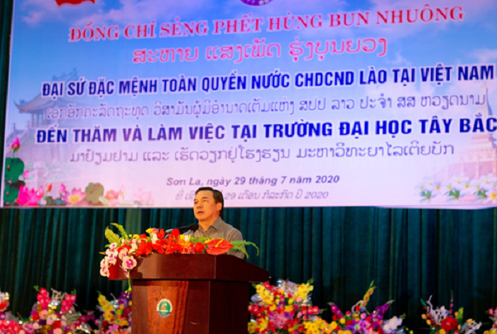 Trường Đại học Tây Bắc đón tiếp đồng chí Sẻng Phết Hùng Bun Nhuông - Đại sứ đặc mệnh toàn quyền nước CHDCND Lào - đến thăm và làm việc với Nhà trường