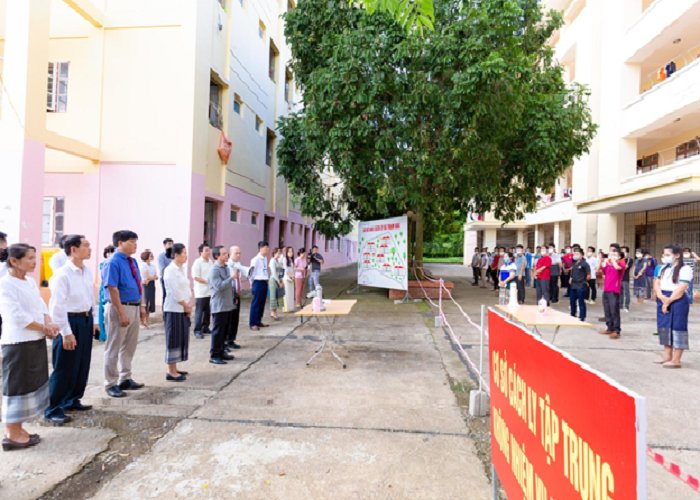 Trường Đại học Tây Bắc đón tiếp đồng chí Sẻng Phết Hùng Bun Nhuông - Đại sứ đặc mệnh toàn quyền nước CHDCND Lào - đến thăm và làm việc với Nhà trường