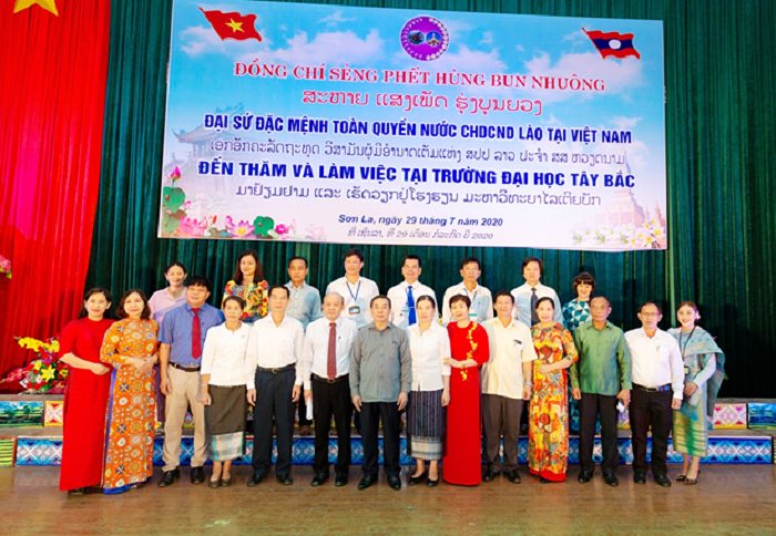 Trường Đại học Tây Bắc đón tiếp đồng chí Sẻng Phết Hùng Bun Nhuông - Đại sứ đặc mệnh toàn quyền nước CHDCND Lào - đến thăm và làm việc với Nhà trường