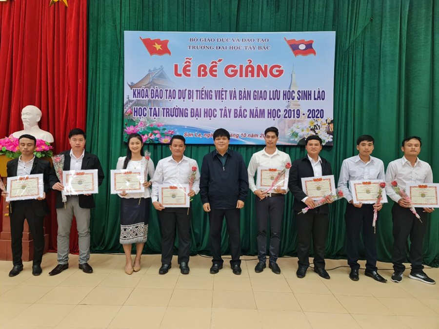 Lễ Bế giảng khóa đào tạo tiếng Việt và cấp giấy chứng nhận năng lực sử dụng tiếng Việt cho lưu học sinh Lào năm 2019