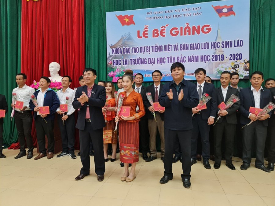Lễ Bế giảng khóa đào tạo tiếng Việt và cấp giấy chứng nhận năng lực sử dụng tiếng Việt cho lưu học sinh Lào năm 2019