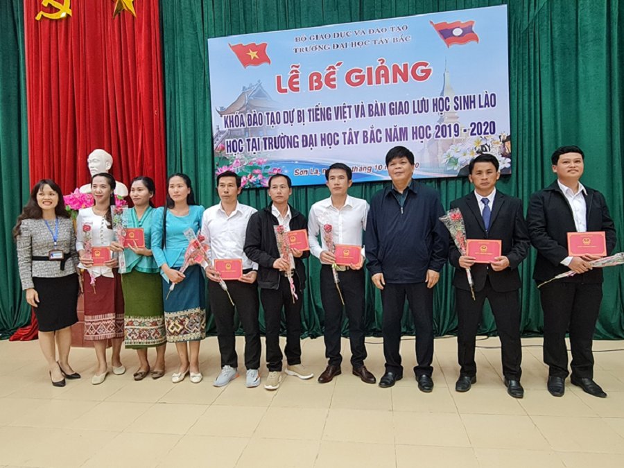 Lễ Bế giảng khóa đào tạo tiếng Việt và cấp giấy chứng nhận năng lực sử dụng tiếng Việt cho lưu học sinh Lào năm 2019