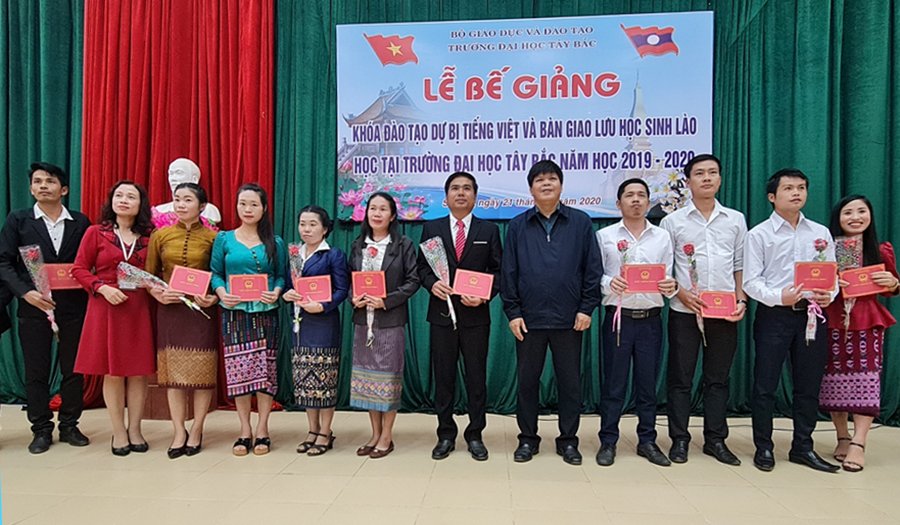 Lễ Bế giảng khóa đào tạo tiếng Việt và cấp giấy chứng nhận năng lực sử dụng tiếng Việt cho lưu học sinh Lào năm 2019