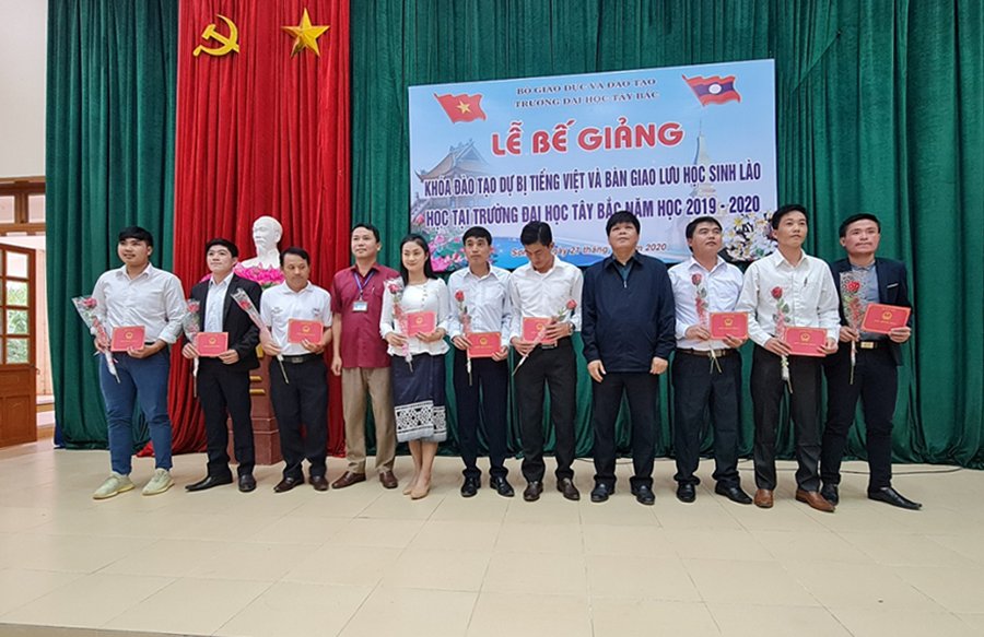 Lễ Bế giảng khóa đào tạo tiếng Việt và cấp giấy chứng nhận năng lực sử dụng tiếng Việt cho lưu học sinh Lào năm 2019