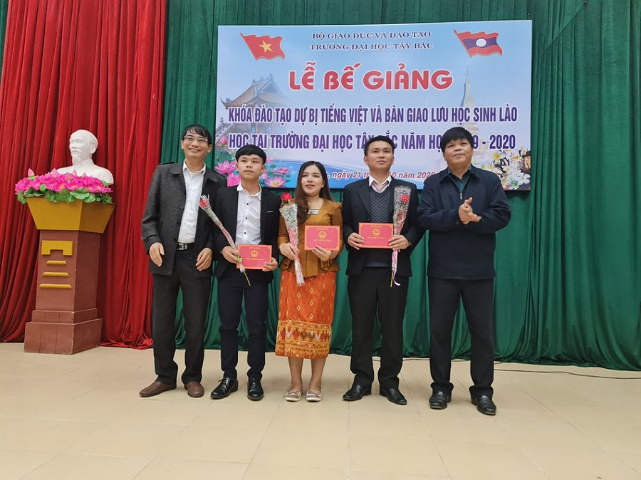 Lễ Bế giảng khóa đào tạo tiếng Việt và cấp giấy chứng nhận năng lực sử dụng tiếng Việt cho lưu học sinh Lào năm 2019