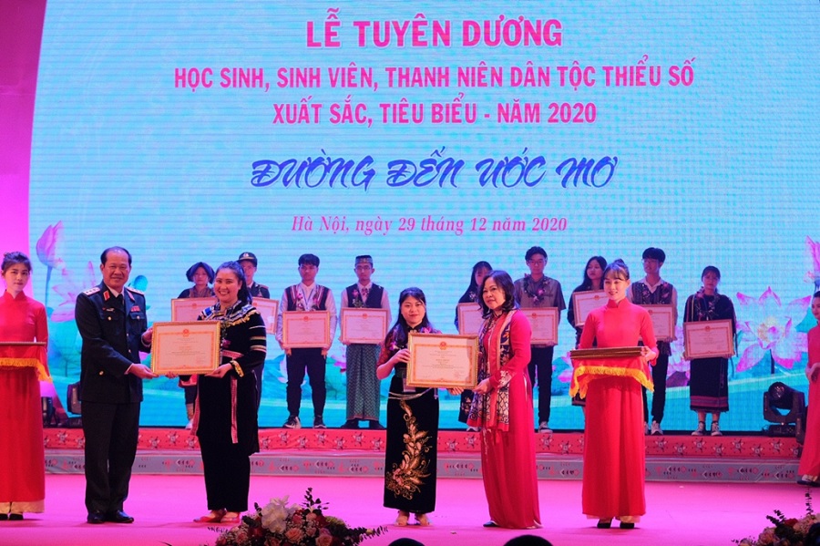 Sinh viên Trường Đại học Tây Bắc tham dự Lễ Tuyên dương học sinh, sinh thiểu số xuất sắc, tiêu biểu năm 2020