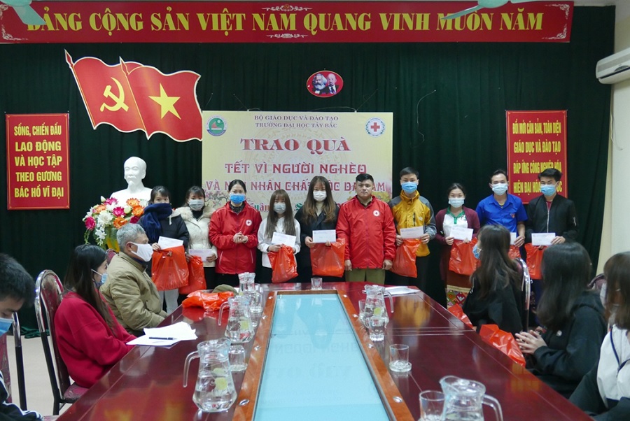 Trao quà  “Tết vì người nghèo và nạn nhân chất độc da cam – Xuân Tân Sửu 2021” Tại Trường Đại học Tây Bắc