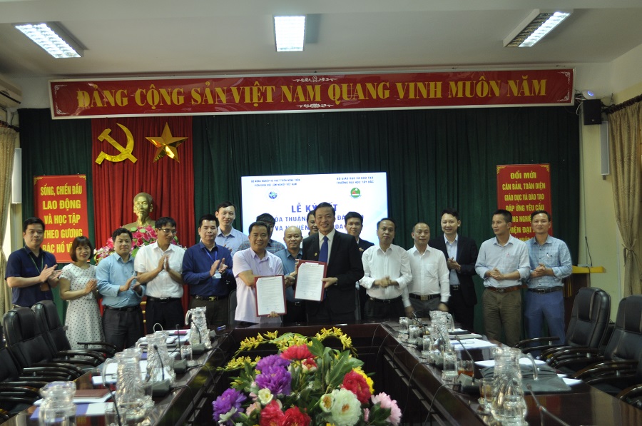 Ký kết thỏa thuận hợp tác đào tạo và nghiên cứu khoa học giữa Viện Khoa học Lâm nghiệp Việt Nam và Trường Đại học Tây Bắc