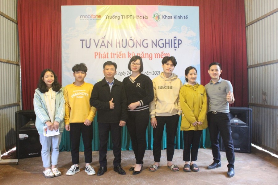 Bộ môn Quản trị kinh doanh, Khoa Kinh tế tổ chức tư vấn hướng nghiệp và phát triển kỹ năng mềm cho học sinh tại Trường THPT Mộc Hạ, huyện Vân Hồ, tỉnh Sơn La