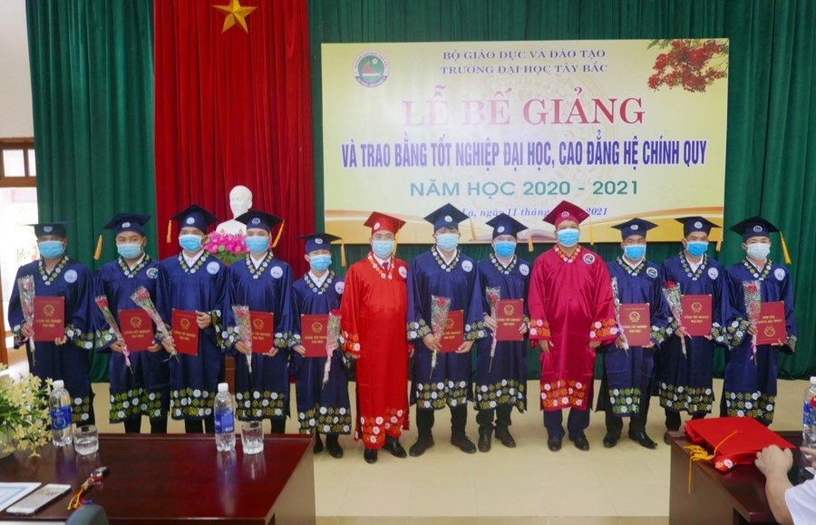 Lễ Bế giảng và trao bằng tốt nghiệp đại học, cao đẳng hệ chính quy năm học 2020 – 2021 tại Trường Đại học Tây Bắc