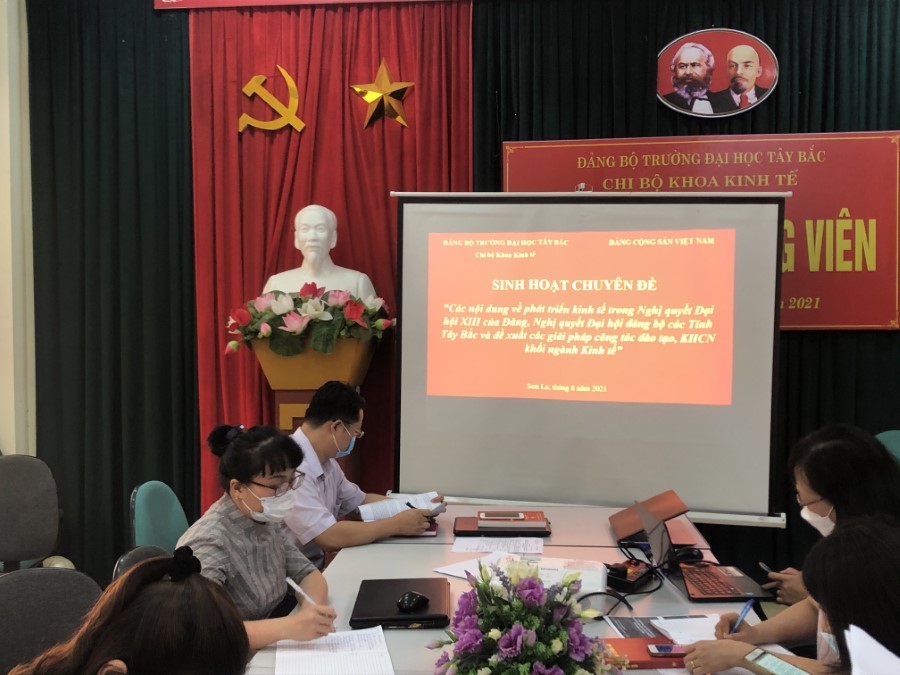 Chi bộ Khoa Kinh tế tổ chức sinh hoạt chuyên đề “Các nội dung về phát triển kinh tế trong nghị quyết Đại hội XIII của Đảng, Nghị quyết Đại hội Đảng bộ các tỉnh Tây Bắc và đề xuất giải pháp trong công tác đào tạo, nghiên cứu khoa học khối ngành kinh tế”