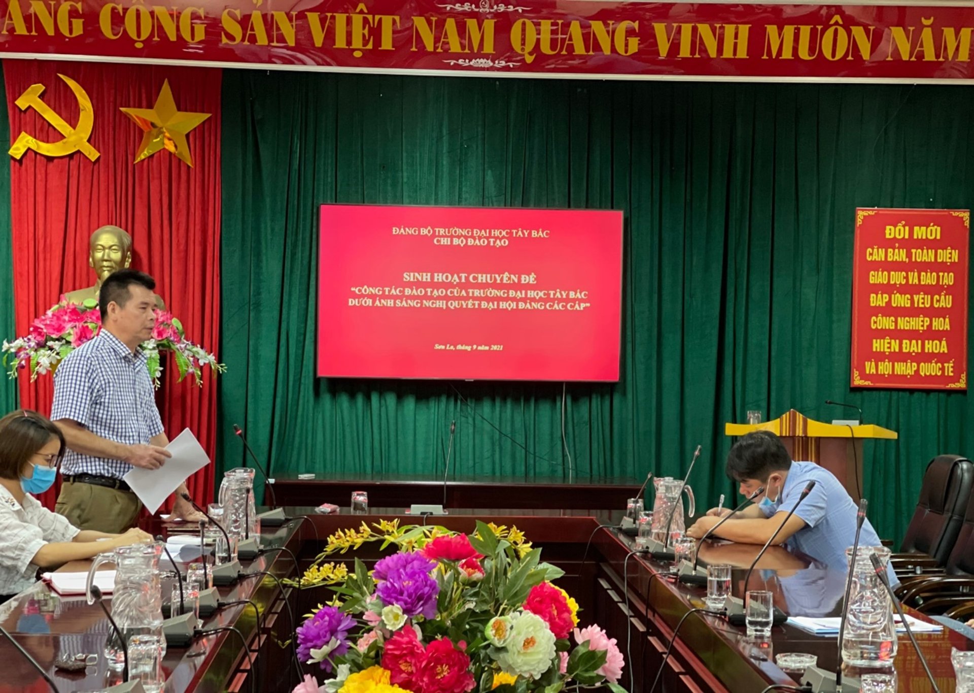 Chi bộ Đào tạo sinh hoạt chuyên đề "Công tác đào tạo của Trường Đại học Tây Bắc dưới ánh sáng Nghị quyết của Đại hội Đảng các cấp"