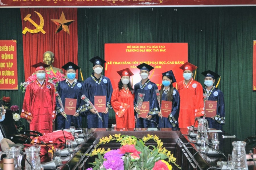 Trường Đại học Tây Bắc trao bằng tốt nghiệp đại học, cao đẳng đợt 03 năm học 2020 – 2021