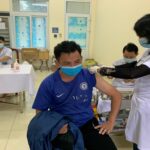 Lưu học sinh Lào Trường Đại học Tây Bắc thực hiện tiêm vắc xin phòng COVID-19
