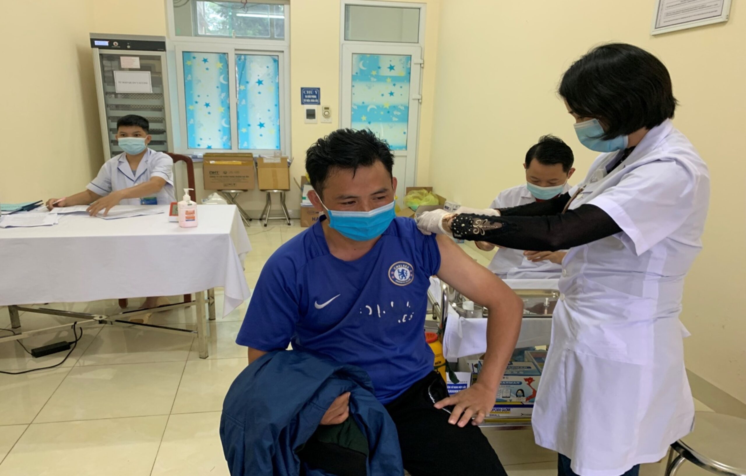 Lưu học sinh Lào Trường Đại học Tây Bắc thực hiện tiêm vắc xin phòng COVID-19