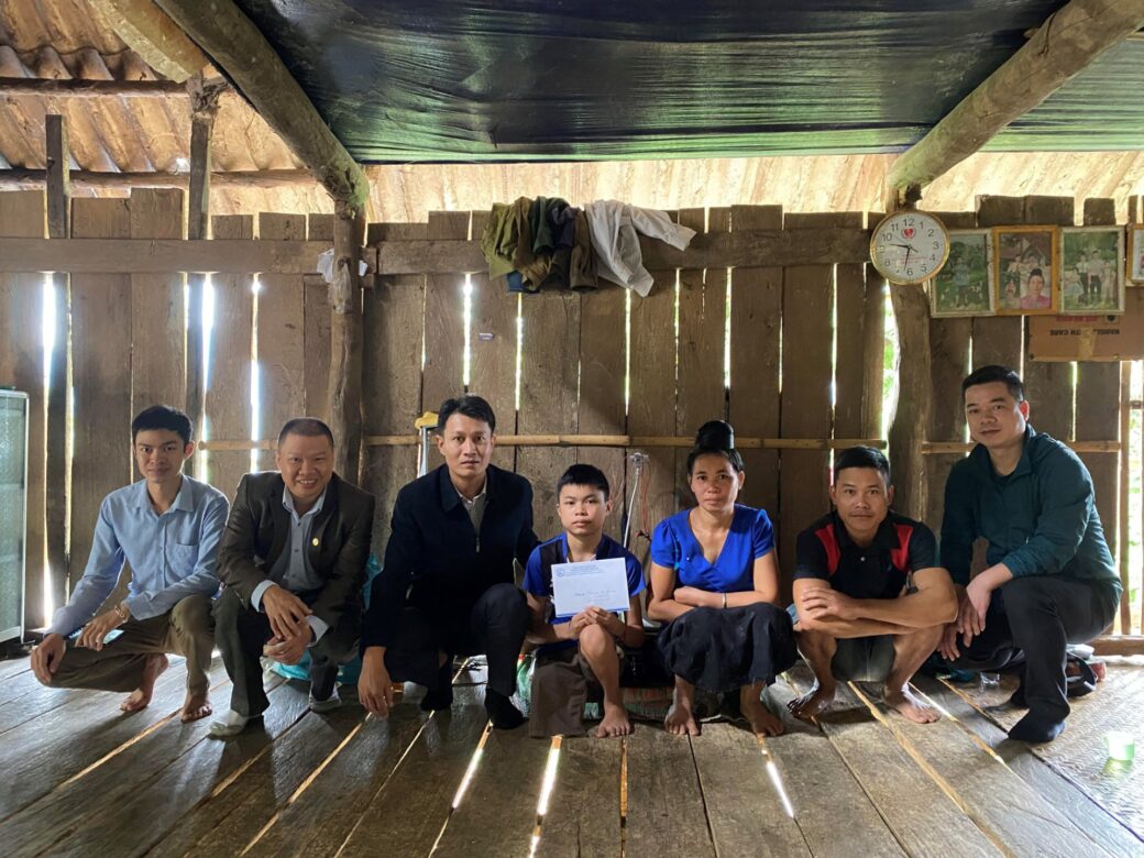 Đại diện Trường Đại học Tây Bắc thăm hỏi, động viên sinh viên Bạc Cầm Linh – K62 Đại học Công nghệ thông tin