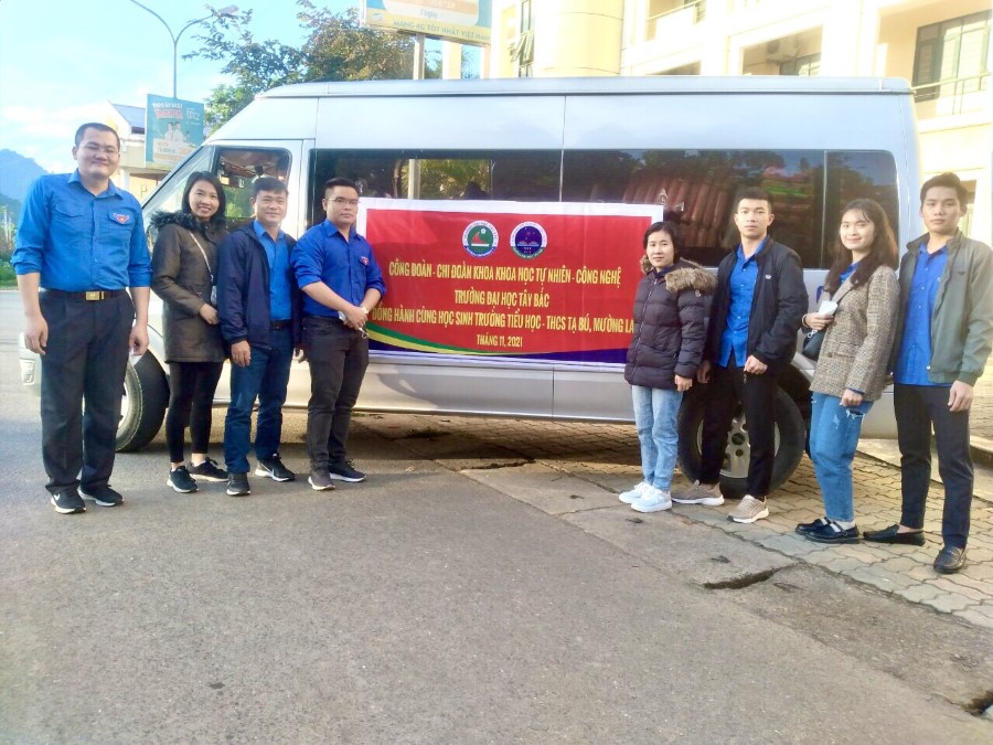 Công đoàn – Chi đoàn Giáo viên Cán bộ Khoa Khoa học Tự nhiên – Công nghệ trao tặng áo phao cứu sinh cho học sinh Trường TH, THCS Tạ Bú