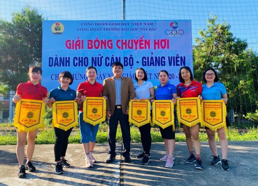 Khai mạc Giải bóng chuyền hơi nữ chào mừng năm học mới và kỷ niệm Ngày Nhà giáo Việt Nam 20/11/2021