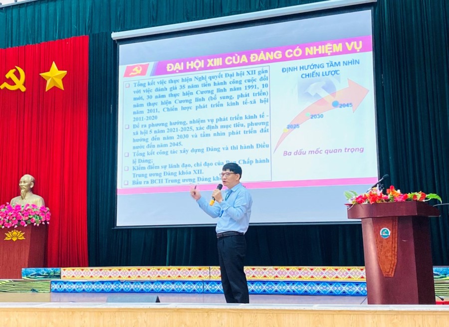 Trường Đại học Tây Bắc tổ chức “Chương trình sinh hoạt công dân – HSSV”  cho sinh viên K62 đại học, Cao đẳng hệ chính quy đầu khóa học,  năm học 2021 – 2022