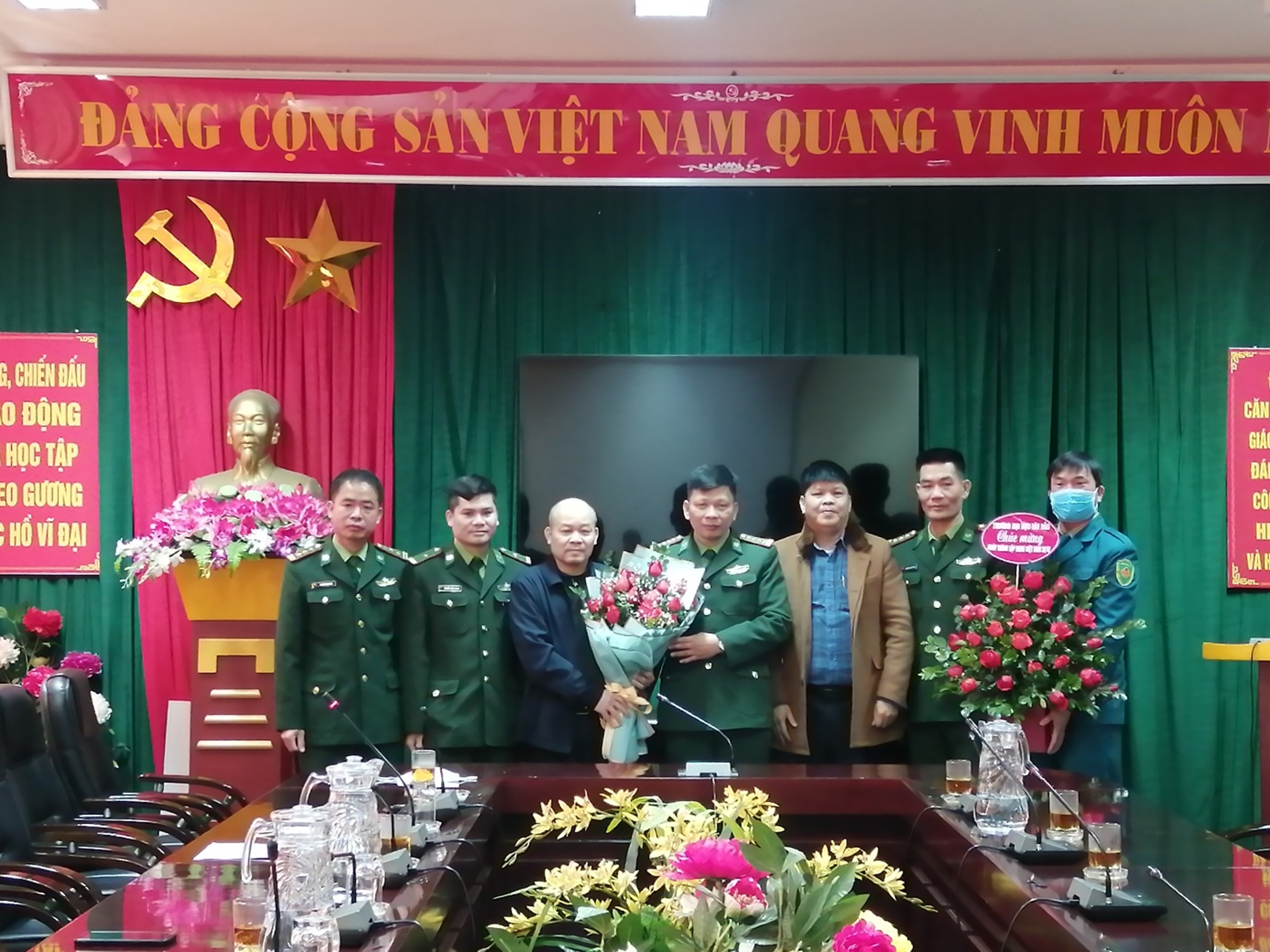 Tọa đàm chào mừng kỷ niệm 77 năm ngày thành lập Quân đội nhân dân Việt Nam và ngày Quốc phòng toàn dân (22/12/1944 - 22/12/2021) tại Trường Đại học Tây Bắc