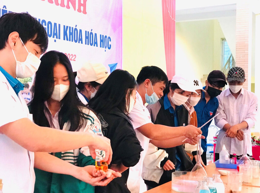 Bộ môn Hóa học, Khoa KHTN-CN tổ chức Chương trình Tư vấn hướng nghiệp và Ngoại khóa Hóa học tại Trường THPT Vân Hồ, TTGDTX huyện Vân Hồ