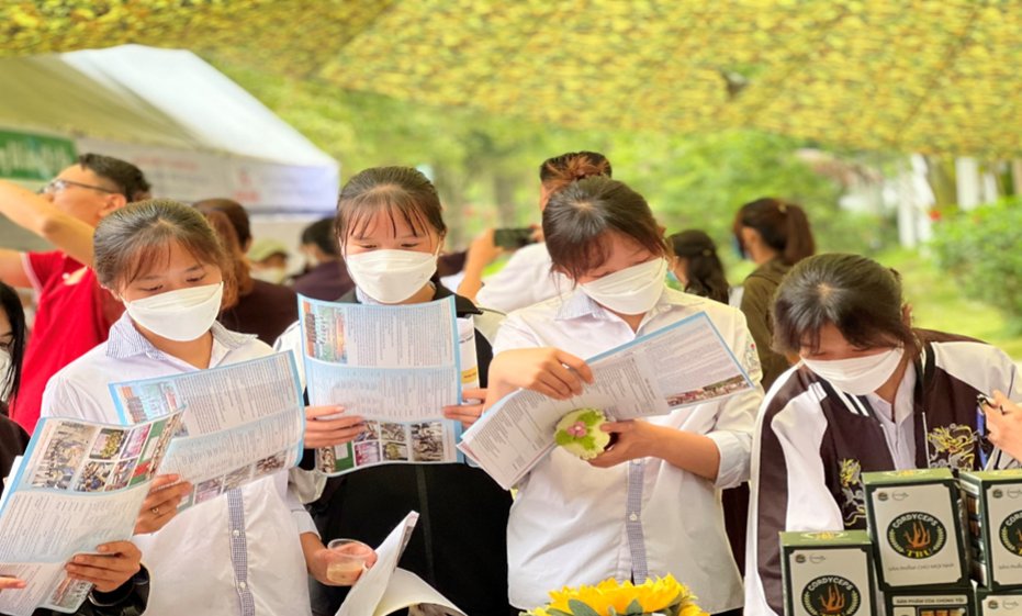 Trường Đại học Tây Bắc tham gia Ngày hội việc làm và tư vấn hướng nghiệp năm 2022 tại huyện Mộc Châu