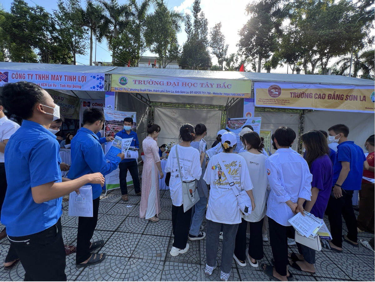 Trường Đại học Tây Bắc tham dự Ngày hội việc làm, tư vấn hướng nghiệp huyện Mường La năm 2022