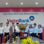 Trường Đại học Tây Bắc tặng hoa chúc mừng kỷ niệm 18 năm Ngày Doanh nhân Việt Nam