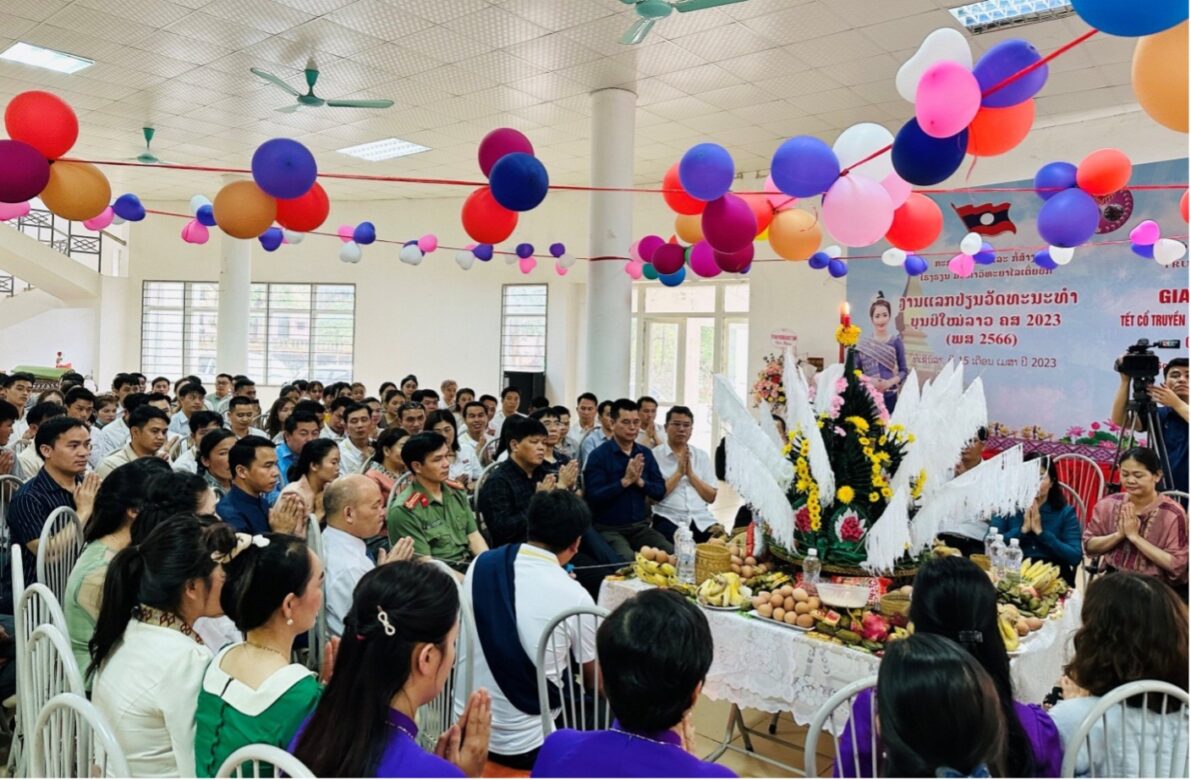Trường Đại học Tây Bắc tổ chức Tết cổ truyền Bunpimay cho lưu học sinh Lào trong không khí đầm ấm vui tươi
