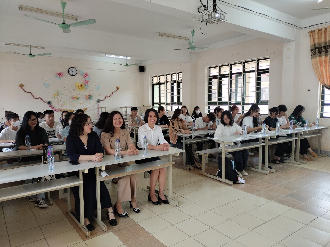 Chi bộ Khoa Khoa học Xã hội tập huấn nâng cao năng lực nghiên cứu khoa học cho sinh viên