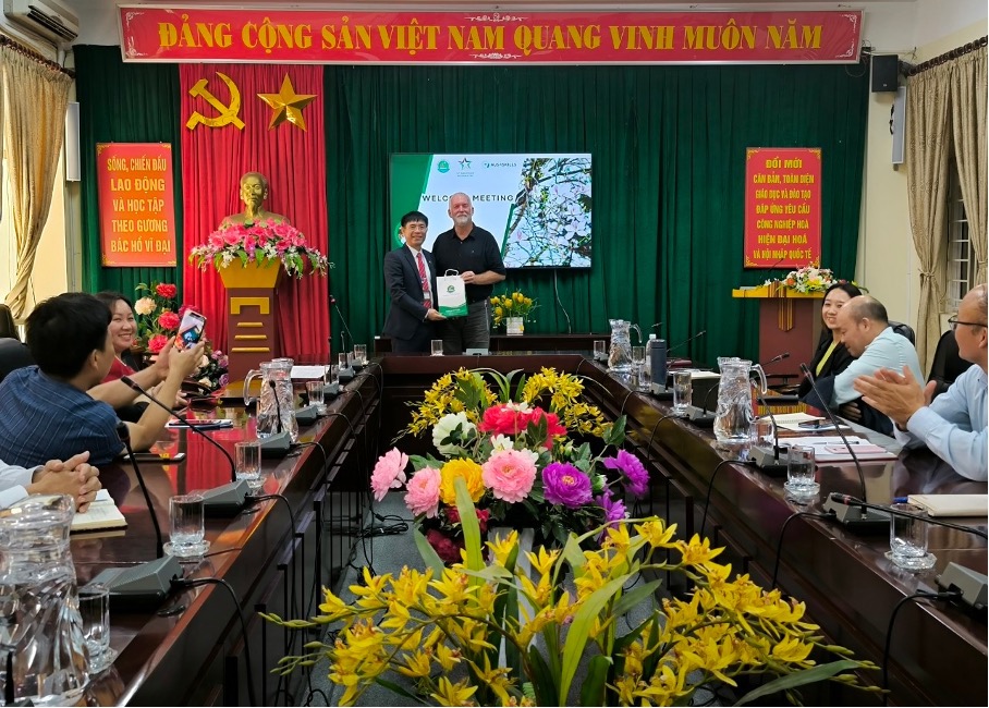 Trường Đại học Tây Bắc tiếp đón Tiến sĩ Gregory McMillan – chuyên gia Chương trình Aus4Skills – đến thăm và làm việc