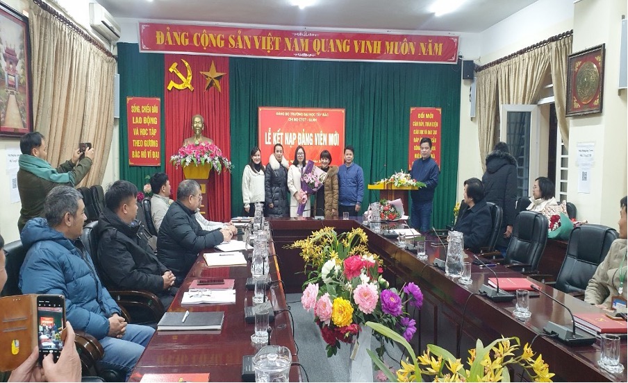 Chi bộ Công tác Chính trị - Quản lý người học tổ chức Lễ Kết nạp đảng viên mới