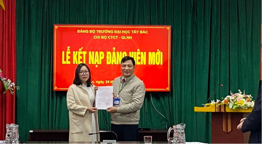 Chi bộ Công tác Chính trị - Quản lý người học tổ chức Lễ Kết nạp đảng viên mới