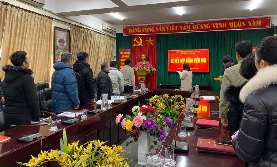 Chi bộ Công tác Chính trị - Quản lý người học tổ chức Lễ Kết nạp đảng viên mới