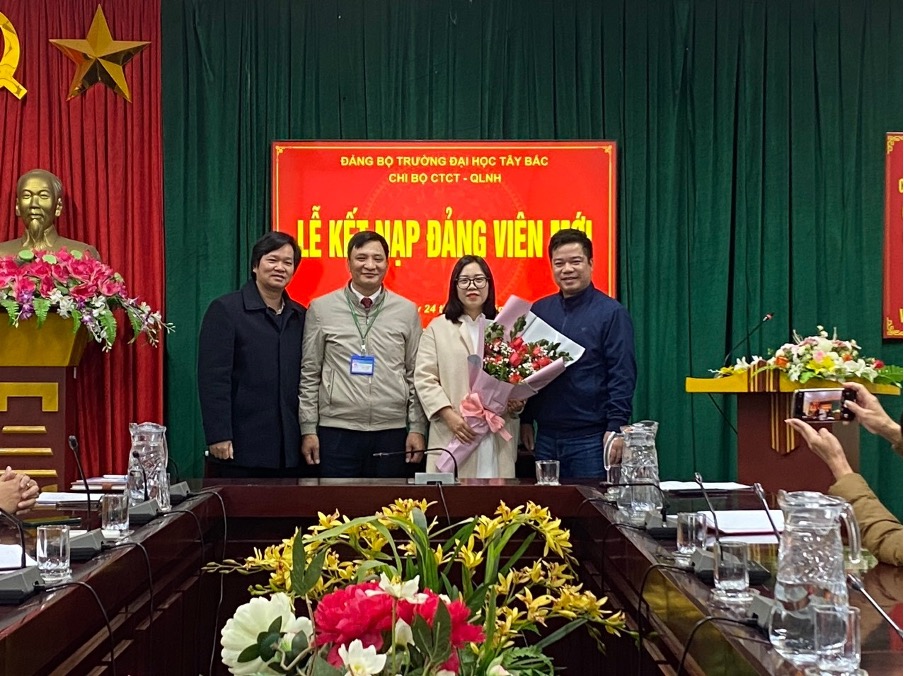 Chi bộ Công tác Chính trị - Quản lý người học tổ chức Lễ Kết nạp đảng viên mới