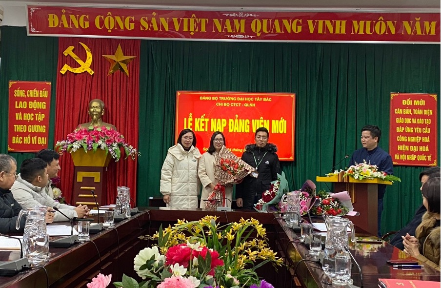 Chi bộ Công tác Chính trị - Quản lý người học tổ chức Lễ Kết nạp đảng viên mới
