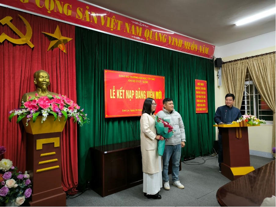 Chi bộ Công tác Chính trị - Quản lý người học tổ chức Lễ Kết nạp đảng viên mới