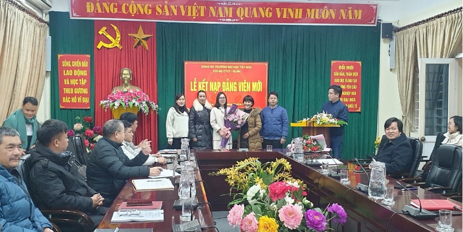 Chi bộ Công tác Chính trị - Quản lý người học tổ chức Lễ Kết nạp đảng viên mới