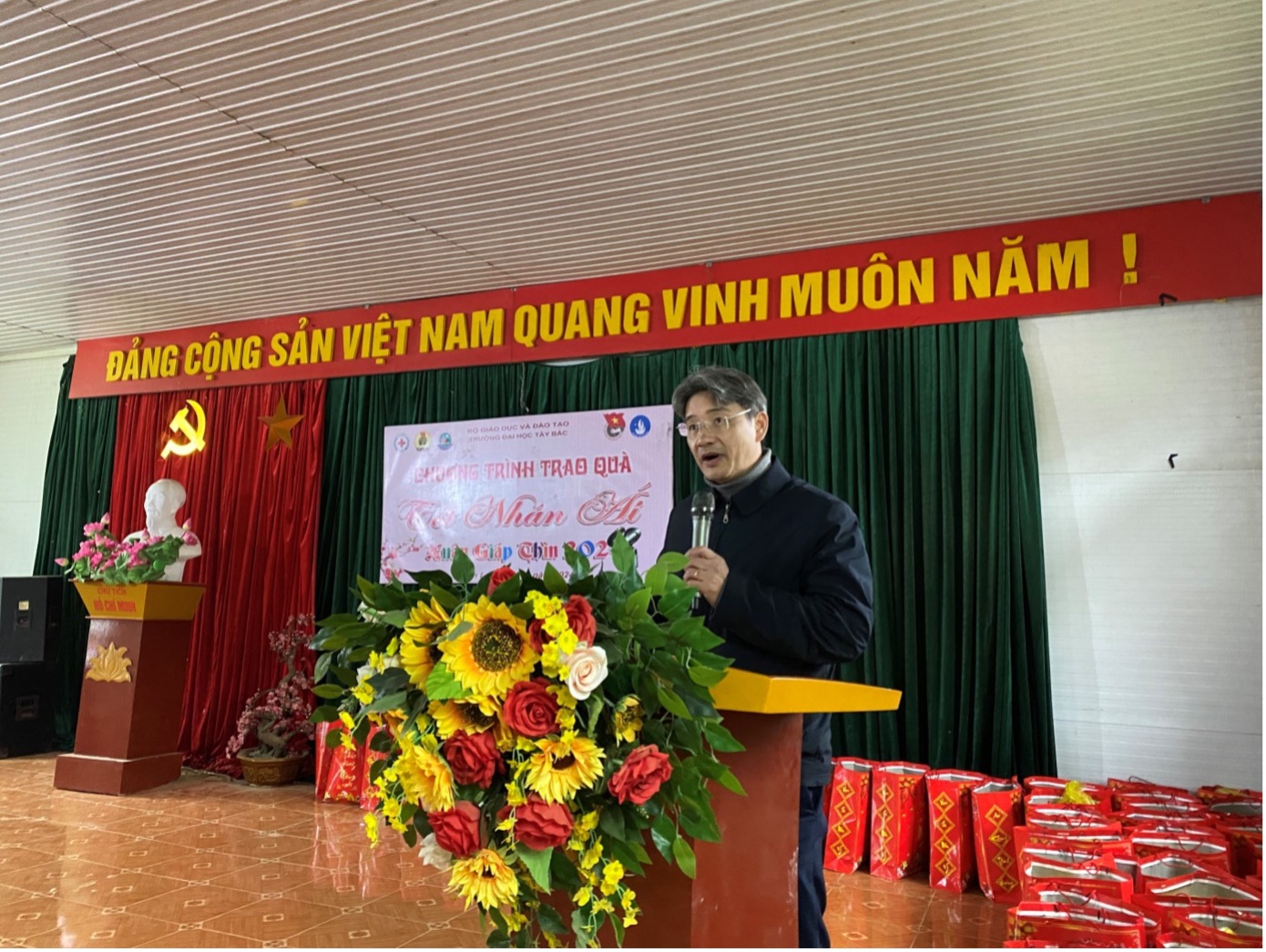 Trường Đại học Tây Bắc tổ chức trao quà “Tết nhân ái”, Xuân Giáp Thìn 2024 tại xã Suối Bau, huyện Phù Yên, tỉnh Sơn La