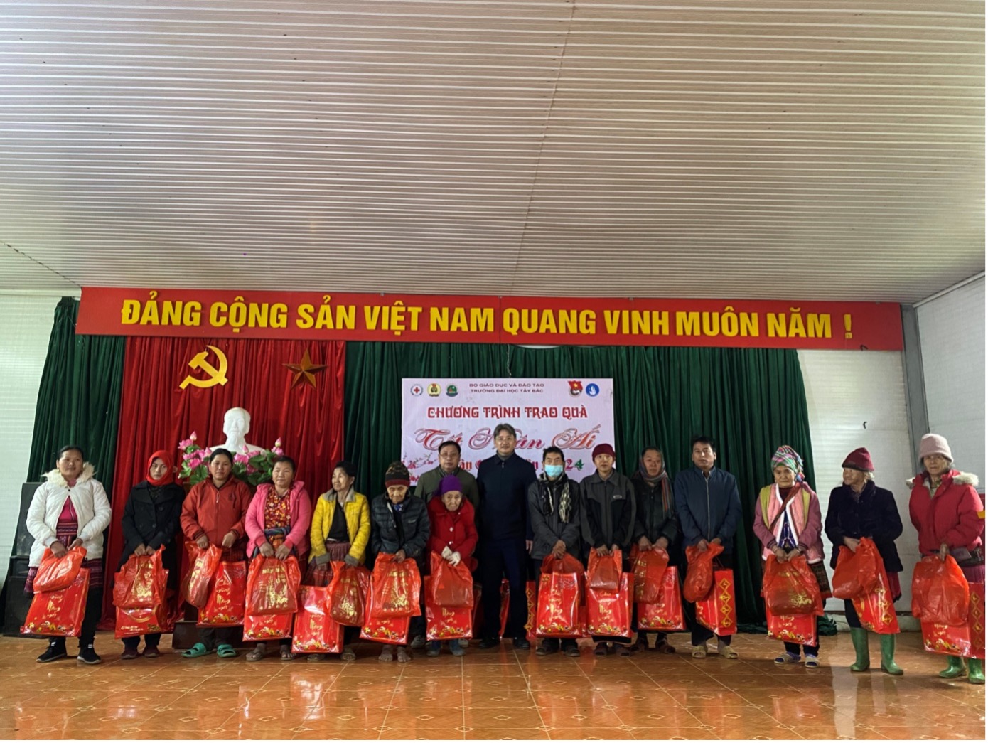 Trường Đại học Tây Bắc tổ chức trao quà “Tết nhân ái”, Xuân Giáp Thìn 2024 tại xã Suối Bau, huyện Phù Yên, tỉnh Sơn La
